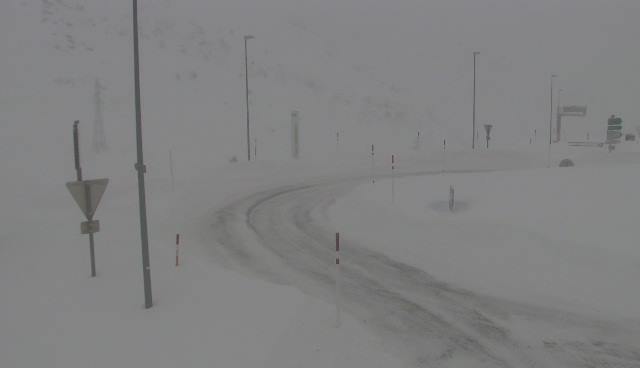 la route vers l'andorre est encore enneigé mais accessible avec les chaines a neige