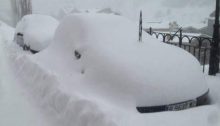 voiture de touriste sous la neige depuis dimanche matin